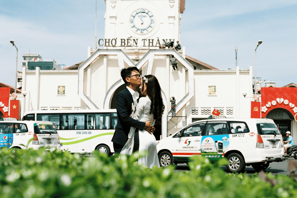 Take stunning Instagram photos by the main entrance, with the famous Ben Thanh Market as a picturesque backdrop (Source: Pexels)